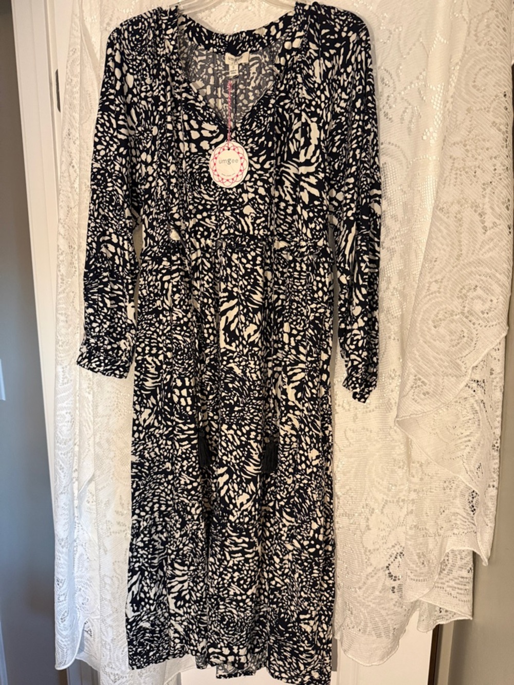 Umgee NWT Black & Ivory Abstract Print Tassel Tie Long Sleeve Tiered Midi Dress - Picture 2 of 5